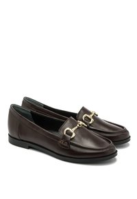 Brązowe skórzane mokasyny z okrągłym noskiem, złotymi elementami ozdobnymi oraz płaską podeszwą. Gładka tekstura i klasyczny fason odpowiedni na co dzień.