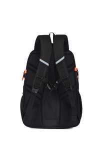 Sac à dos noir en tissu en maille, avec des bretelles rembourrées, des accents réfléchissants, des boucles sur les côtés et des détails rouges. Présente un design ergonomique pour le confort.