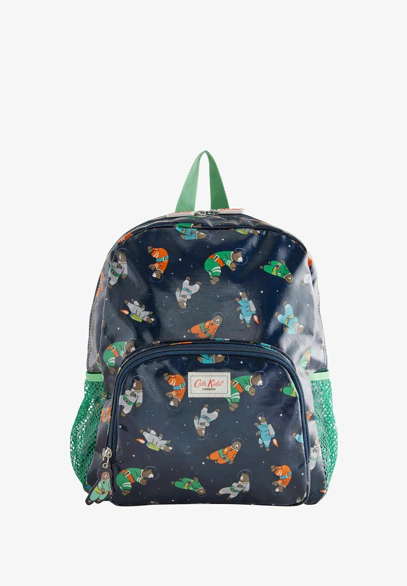 Jūras spēku mugursoma ar astronauta lāča rakstu; ar zaļām acs kabatām sānos, priekšējo rāvējslēdzēja kabatu un rokturi augšpusē.