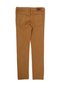 Pantalons marron avec une texture lisse, de coupe slim, taille continue et deux poches arrière avec un motif de coutures subtil.