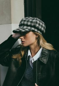 Next Megzta kepurė - monochrome check