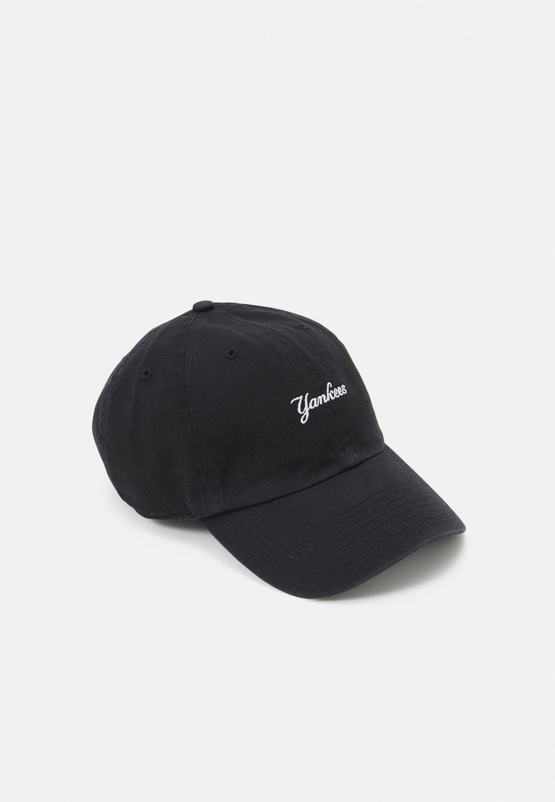 Schwarze Baseballkappe aus Baumwolle mit gebogenem Schirm. Mit weißer "Yankees"-Stickerei auf der Vorderseite und Belüftungsöffnungen.