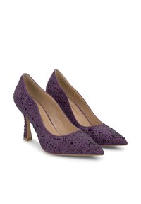 Pump in suede viola con tacco alto e punte affusolate, decorate con strass neri in motivi intricati, dotate di un sottile tacco a stiletto.