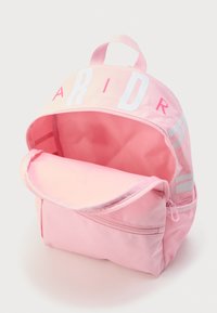 Ροζ σακίδιο με μπροστινή τσέπη με φερμουάρ και λαβή στο πάνω μέρος, ανοιχτό κύριο διαμέρισμα, λευκά και ροζ γράμματα "ARIDRA" στο πάνω τμήμα.