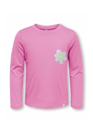 Camisa rosa de manga larga con cuello redondo y pequeña flor plateada con centro amarillo en el lado izquierdo del pecho.