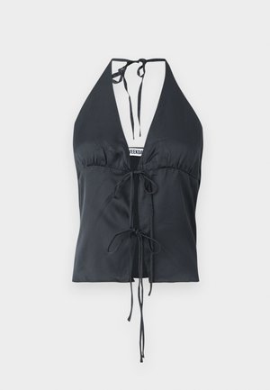 Μαύρο τοπ με λαιμόκοψη halter από απαλό ύφασμα, με βαθύ V-λαιμό, συγκεντρωμένο μπροστά και ρυθμιζόμενες δέσιμες κλειστές στον λαιμό και τη μέση.