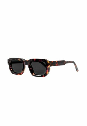 Occhiali da sole quadrati con pattern in nero e tartaruga, caratterizzati da montature spesse e lenti scure. Bracci robusti con accentuazioni testurizzate.