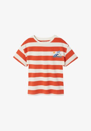 Kurzärmeliges T-Shirt mit orange-weißen horizontalen Streifen, "Surf Passion" Schriftzug und einer kleinen Strandgrafik auf der linken Brust.