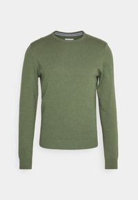 Groene gebreide trui met een ronde halslijn, lange mouwen en geribde boorden en zoom. Eenvoudig ontwerp zonder patronen of versieringen.