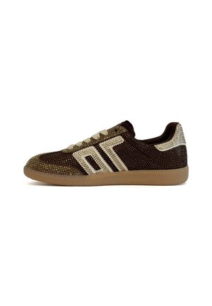 Sneaker marrone scuro con suola e lacci beige, decorata con piccoli borchietti e grande disegno bianco "AT" sul lato.