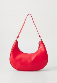 Rote, halbmondförmige Schultertasche mit einem einzigen Riemen und silberfarbenem Reißverschluss vor einfarbig hellem Hintergrund.