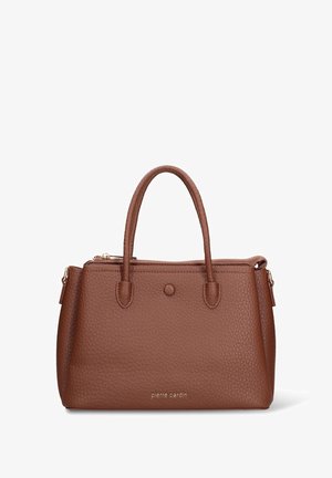 Borsa a mano in similpelle marrone con texture, dotata di due manici superiori, chiusura a cerniera e logo del marchio discreto sulla parte frontale. Presenta un design rettangolare semplice.