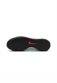 Nike kinga välistald, millel on must tekstuuriga muster ja punane Nike swoosh. Jalatsipadi on helesinine, rõhutades värvi kontrasti.