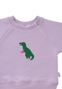 Lila Sweatshirt mit einem gerippten Halsausschnitt und einem grafischen Aufdruck eines grünen Dinosauriers, der ein pinkes Herz hält, akzentuiert mit blauen Sternen.
