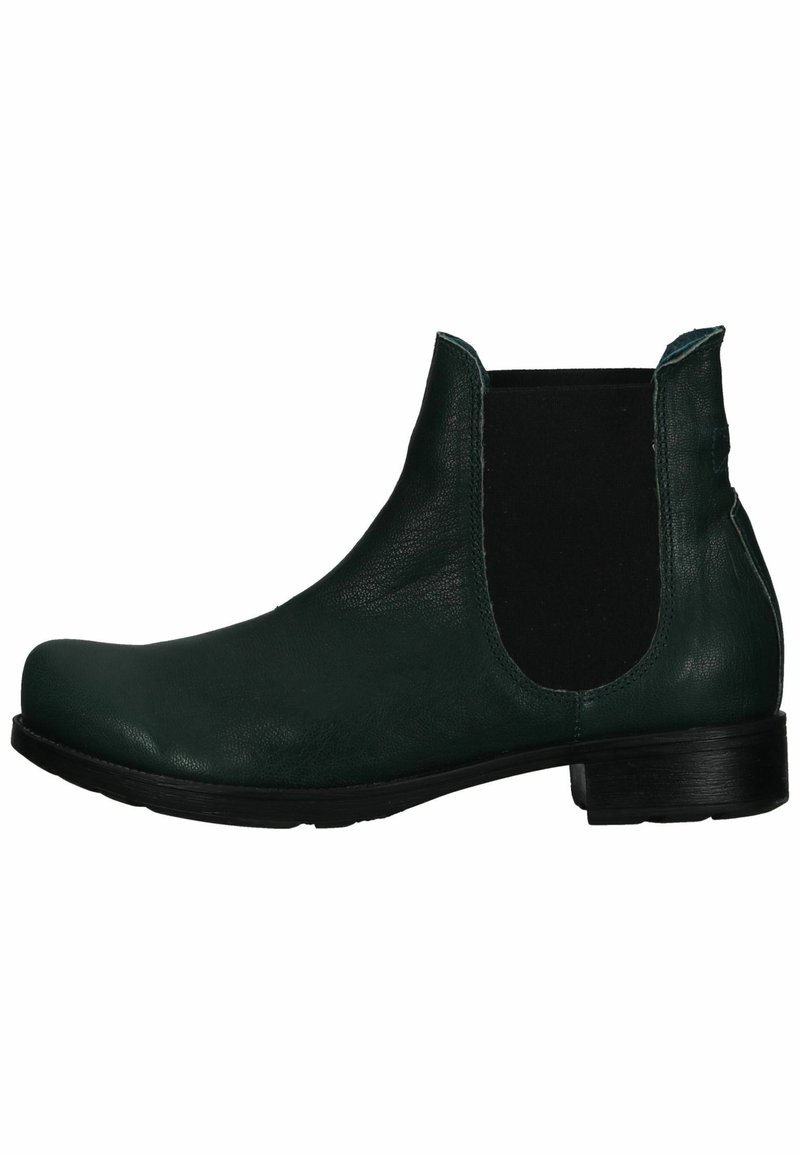 Botín de piel verde con paneles laterales elásticos y punta redonda. Cuenta con un bajo tacón negro y un exterior texturizado para un detalle adicional.