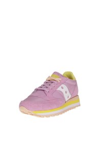 Sneaker in suede rosa con accenti bianchi e suola gialla. Presenta un colletto imbottito, lacci pastello e un design a punta arrotondata.