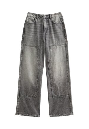 Jean large en délavage gris, avec des détails de patch contrastants sur les jambes, un design classique à cinq poches et une fermeture à bouton.