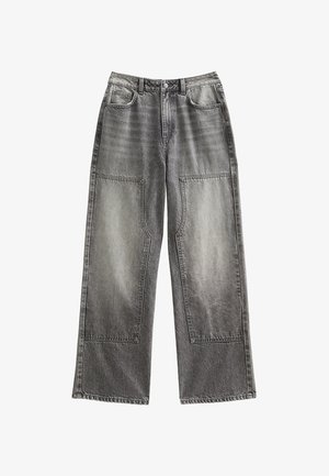 Jeans de pernera ancha en un lavado gris desgastado, con detalles de parches en contraste en las piernas, diseño clásico de cinco bolsillos y cierre de botón.