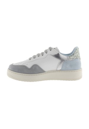 Zapatilla blanca y gris con material de ante y cuero, que presenta un acento brillante en el talón, suela texturizada y diseño con cordones.