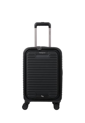 Valise cabine rigide noire avec rainures horizontales, poignée rétractable, quatre roues et poche avant zippée.