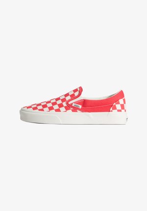 Czerwono-biały but Vans typu slip-on w szachownicę z białą gumową podeszwą i metką Vans po boku, pokazany z lewego profilu na białym tle.