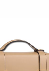 Beige leren tas met een gladde textuur, voorzien van een bruine handgreep en gouden hardware accenten. Slank, rechthoekig ontwerp met zichtbare naden.