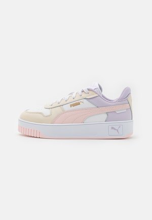 Niedriger Puma-Sneaker in Beige, Weiß, Pastellrosa und Lavendel mit Schnürung vorne und Gummisohle mit Puma-Logo.