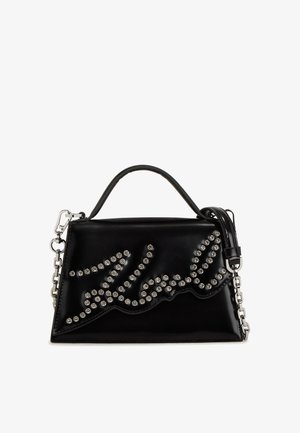 Schwarze Lederhandtasche mit glänzender Oberfläche, ausgestattet mit einem wellenförmigen Nietenmuster, einem oberen Griff und einem abnehmbaren Kettenriemen.