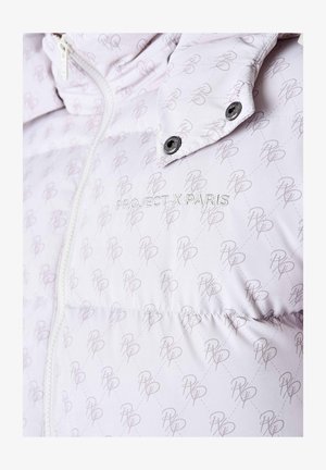 Giacca imbottita bianca con un delicato motivo a logo rosa, dotata di chiusura con zip, colletto alto e accenti in metallo argentato. Ricamo "PROJECT X PARIS."