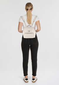 Guess CRESIDIA SMALL FLAP BACKPACK - Rugzak - bone