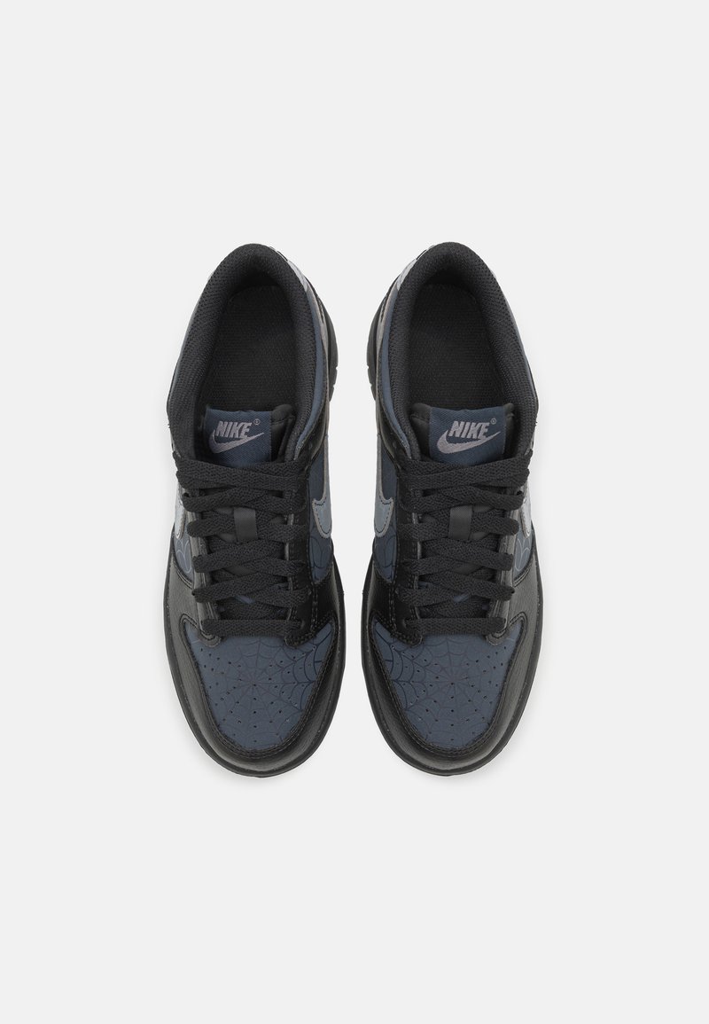 Sneakers Nike w przeważająco czarnym i ciemnoniebieskim wzornictwie, z fakturowanym wierzchem z wzorami przypominającymi pajęczynę oraz czarnymi sznurowadłami.