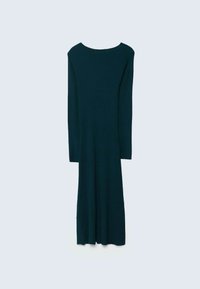 Robe en maille vert foncé à manches longues, col rond et ourlet au sol sur fond gris clair.