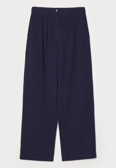 Pantaloni a gamba larga blu navy realizzati in tessuto testurizzato, con piega anteriore, chiusura con bottone metallico e tasche laterali.
