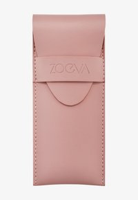 Custodia in pelle rosa con logo "ZOEVA" in rilievo, chiusura a pattina arrotondata e cuciture visibili lungo i bordi per una maggiore durata.