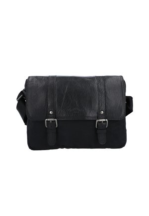 Schwarze Umhängetasche mit einer Lederklappe, zwei silberfarbenen Schnallen und einem Canvas-Körper. Verstellbarer Schultergurt für das Tragen über der Schulter.