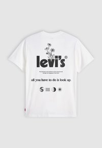 Weißes Baumwoll-T-Shirt mit floralem Grafikdesign und schwarzem Text auf der Rückseite, mit einem Levi's-Logo und himmlischen Symbolen.