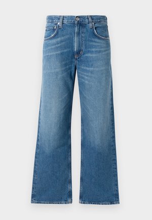 Blaue weit geschnittene Jeans mit fünf Taschen, Knopfverschluss und dezentem Verblassungsdetail an der Vorderseite und den Beinen.