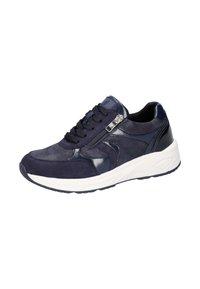 Marineblauwe sneaker van leer en suedine, met een vetersluiting aan de voorkant, een ritssluiting aan de zijkant en een witte rubberen zool met een gestructureerd profiel.