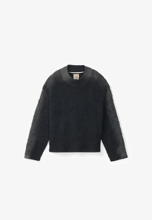 Maglione lungo nero a maniche lunghe in peluche con collo rotondo a coste e un sottile motivo testurizzato sulle maniche, esposto su uno sfondo bianco.