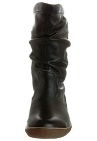Bota de cuero negra hasta la pantorrilla con un diseño recogido, textura suave, punta redondeada y suela de goma. Detalles de costura a lo largo de los lados.