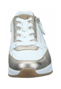 Zapatilla blanca con acentos dorados metálicos, que presenta cordones, un zipper lateral y una suela de goma. Material texturizado y cuello acolchado.