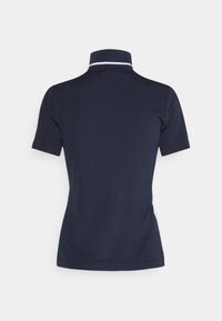 Navyblaues Poloshirt mit klassischem Kragen und weißem Streifen, kurzen Ärmeln und taillierter Passform, gefertigt aus glattem, atmungsaktivem Stoff.