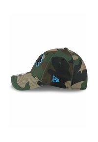 Camouflage-Baseballmütze in grünen und braunen Farbtönen, mit einem gestickten Logoakzent in Blau, ausgestattet mit einem gebogenen Schirm und einem verstellbaren Riemen.