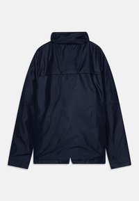 Granatowa, lekka kurtka z wysokim kołnierzem, z zatrzaskami i gładką, teksturowaną powierzchnią. Posiada prosty krój i przeszycia.