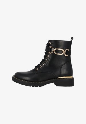 Schwarze Leder-Ankle-Boots mit goldenen metallischen Details, Schnürung an der Vorderseite, seitlichem Schnallen-Element, strukturiertem Boden und Blockabsatz.
