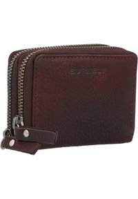 Cartera de cuero marrón con una superficie texturizada, que presenta dos cremalleras y un logotipo de marca. Diseño compacto para un manejo fácil.