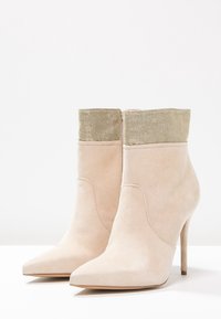 MAI PIÙ SENZA Botines de tacón - sand
