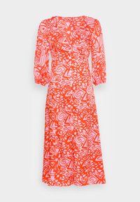 Vestido vermelho com padrões abstratos rosa, corpete justo, frente com botões e mangas bufantes de três quartos. Tecido leve com textura suave.