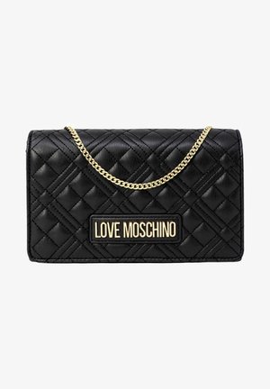Schwarze gesteppte Lederhandtasche mit goldfarbener Kettenriemen und goldenen "LOVE MOSCHINO" Buchstaben auf der Vorderklappe.