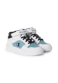 Weiße High-Top-Sneaker mit hellblauen Akzenten, schwarzen Schnürsenkeln und einem Klettverschluss. Merkmale sind eine perforierte Zehenpartie und das Champion-Logo an der Seite.